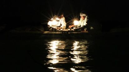 Este tipo de pesca artesanal se realiza con unas lámparas colocadas sobre un palé de madera. Los peces que acuden a la luz y quedan atrapados en la red se conocen como ndagala, una especie endémica del lago parecida al boquerón.
