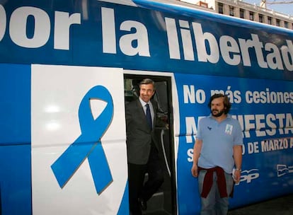 Ángel Acebes, acompañado del presidente de Nuevas Generaciones, Nacho Uriarte, presentan un autobús de Nuevas Generaciones que recorre desde ayer varios puntos de Madrid para informar a los ciudadanos sobre la manifestación convocada por el PP para mañana en contra de la prisión atenuada del etarra De Juana Chaos.