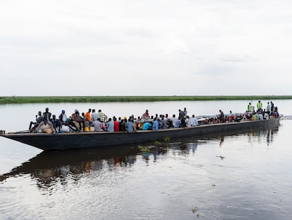 A boat full of displaced Sudanese and South Sudanese people navigates the White Nile in South Sudan.