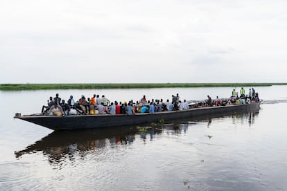 A boat full of displaced Sudanese and South Sudanese people navigates the White Nile in South Sudan