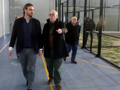 El exalcalde de A Baña, en el centro, junto al conselleiro de Presidencia y líder del PP de A Coruña, Diego Calvo, en una visita a un poliderportivo en 2023, en una imagen de la Xunta.