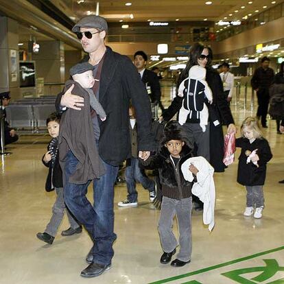 Brad Pitt y Angelina Jolie, con sus seis hijos en 2009.