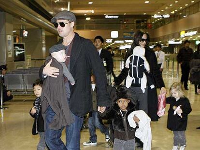 Brad Pitt y Angelina Jolie, con sus seis hijos ayer en Tokio.