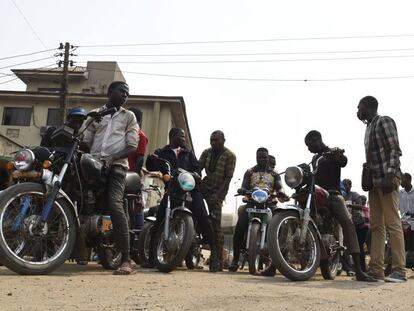 Decenas de mototaxis aparcados en la ciudad de Lagos, esta misma semana.