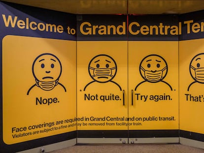 Carteles anunciando cómo debe usarse la mascarilla en la estación Grand Central de Nueva York.