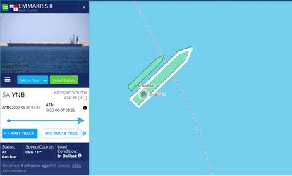 Captura de pantalla de la web MarineTraffic que muestra al 'Emmakris II' y al 'M. Andreev' en lo que presuntamente es una transferencia de cereal en alta mar.