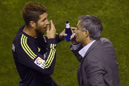 Sergio Ramos y Mourinho hablan durante el partido ante el Rayo