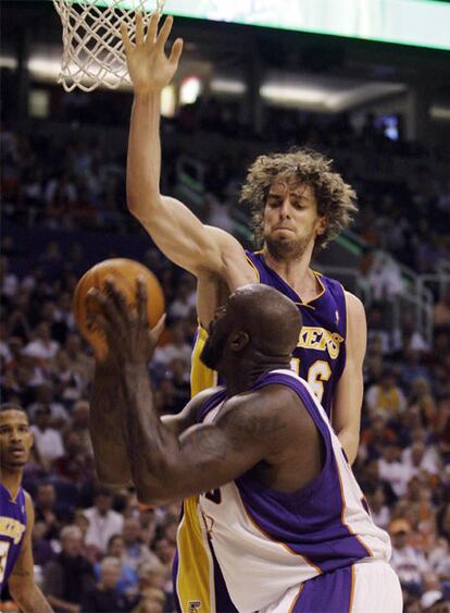 Pau Gasol intenta taponar a Shaquille O&#39;Neal, de los Suns de Phoenix.