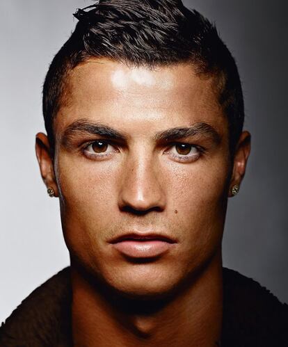 <strong> Un ansia de victoria insaciable. Autoexigente y directo. Así es uno de los mejores jugadores de fútbol del momento, capaz de marcar una época. “Para mí, el más grande”, afirma el autor. </strong> <p> Por <b> Florentino Pérez. </b><p> Sus números van más allá de la lógica matemática. Sus goles se acumulan jornada a jornada con asombrosa naturalidad y se multiplican como si jugase aquellos campeonatos de antaño con marcadores que rebosaban plenitud. Cristiano pertenece a la estirpe de los jugadores eternos capaces de marcar épocas y destino. Su genética competitiva encaja a la perfección con la genética del Real Madrid, porque su ansia de victoria es insaciable. Para él nada es suficiente. Su voracidad no permite que haya tiempo ni para la comodidad, ni para el desaliento, y cada partido es un nuevo desafío que requiere de la máxima entrega. Valiente y directo con la pelota en cualquier lugar del terreno de juego, aunque sabe que las defensas le golpearán para intentar frenar su avance. Inconformista y con una altísima autoexigencia como base de su comportamiento, busca siempre la perfección porque solo así uno puede enfrentarse a aquello que para la mayoría es aparentemente imposible. En la conquista de la Liga de los récords, su talento fue, sencillamente, arrollador e imparable. En la Cibeles, durante la celebración del equipo, el gesto de Iker Casillas, junto a la diosa, abrazado al delantero fue todo un símbolo. El gran capitán le señaló ante el madridismo como el gran hacedor. Cristiano es un sueño para el Real Madrid y ha logrado seducir a un Bernabéu que le reconoce como suyo, con pasión y como inspiración. Pero su potencia va mucho más allá de los seguidores madridistas y son los aficionados del mundo entero quienes le señalan como uno de los más grandes. Para mí, el más grande. <p> <hr /> <p> <strong> Florentino Pérez es presidente del Real Madrid CF.</strong>