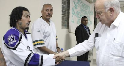 El secretario general de la OEA saluda a un líder de la 'mara' MS-13.