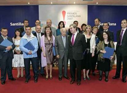 Jesús de Polanco y César Antonio Molina, con algunos premiados y miembros del jurado.