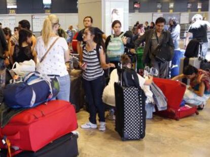 Al menos doscientos turistas mexicanos están atrapados en Madrid por la compra de billetes que no les garantizan un asiento en los vuelos