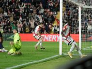 Pathé Ciss (derecha) tras marcar el gol del empate contra el Levante.