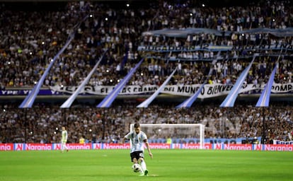 Messi juega con el balón en la despedida de la selección de Argentina en la cancha de Boca.