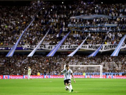 Messi juega con el balón en la despedida de la selección de Argentina en la cancha de Boca.