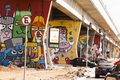 La Avenida Cruceiro do Sul, en la zona norte de la ciudad, ganó más vida con el color de los grafitis que forman el Museo de Arte Urbano a Cielo Abierto (MUAA).