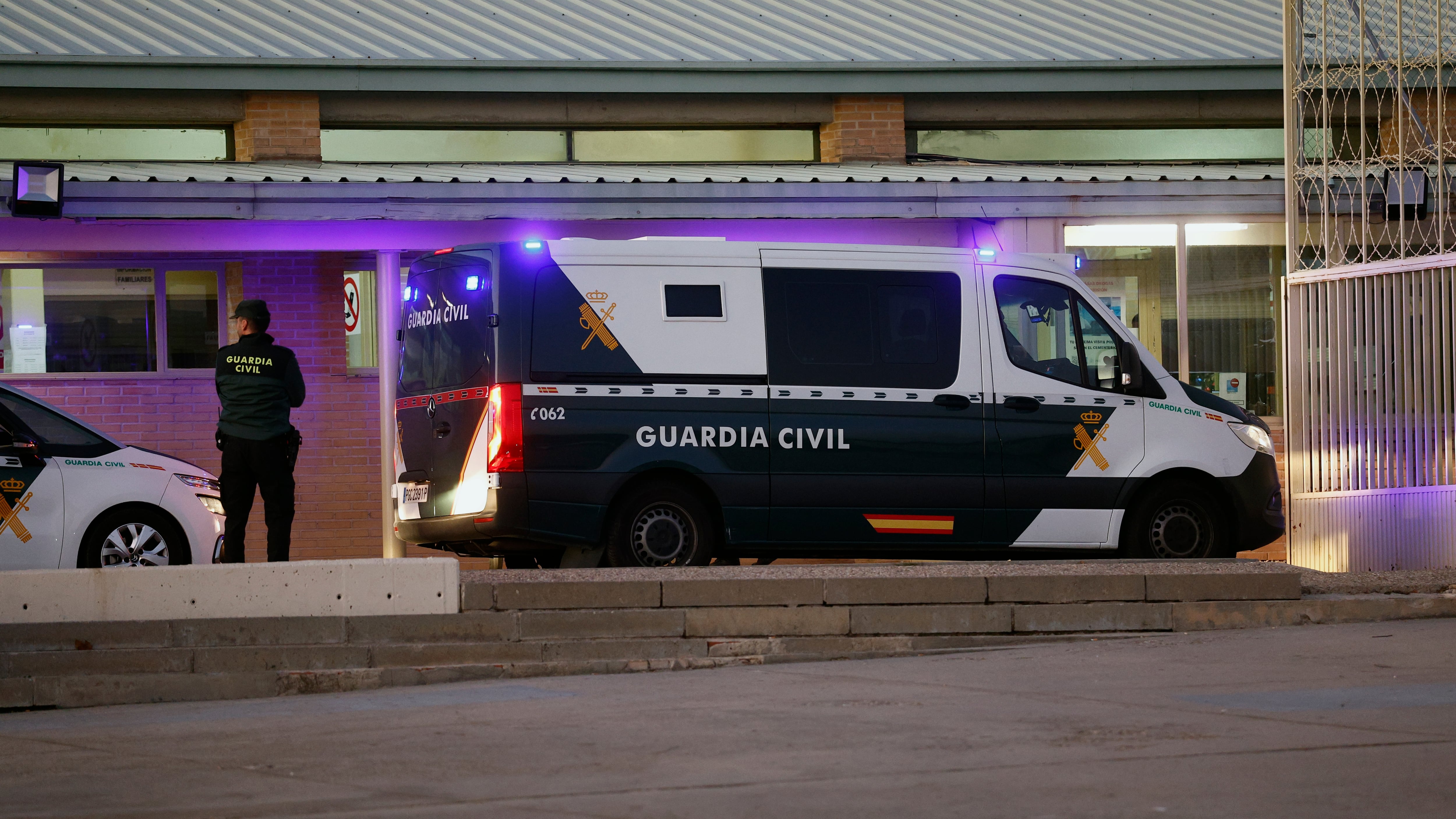 Toma de huellas, registro de pertenencias... los primeros pasos de Ábalos y Koldo García en la cárcel