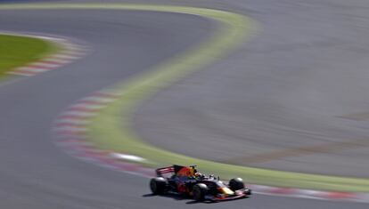 El piloto de Red Bull, Max Verstappen, prueba su coche en los entrenamientos de Fórmula 1 en el circuito de Cataluña en Montmeló (Barcelona).