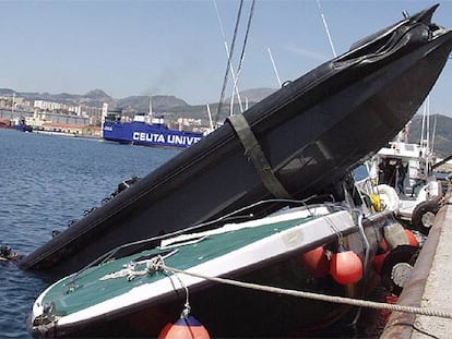 Una embarcación de la Guardia Civil embestida por una lancha