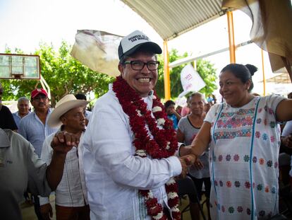 Ricardo Monreal, aspirante a la presidencia de México, durante una asamblea con transportistas del municipio de San Marcos, Guerrero.