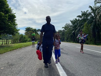 Alfonso y Efram caminan sobre la calzada saliendo de Tapachula.