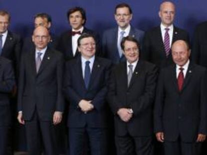 (Delante, i-d) El primer ministro de Luxemburgo, Jean-Claude Juncker, el primer ministro italiano, Enrico Letta, el presidente de la Comisión Europea, Jose Manuel Barroso, el presidente chipriota, Nicos Anastasiades, el primer ministro rumano, VIctor Viorel Ponta, junto con (detrás, i-d) el primer ministro polaco, Donald Tusk, el primer ministro húngaro, Viktor Orban, el primer ministro belga, Elio Di Rupo, y el presidente del Gobierno español, Mariano Rajoy y el primer ministro sueco, Fredrik Reinfeldt, posan para la tradicional foto de grupo durante la cumbre europea en Bruselas, Bélgica hoy, jueves 27 de junio de 2013. Los jefes de Estado y de Gobierno de la Unión Europea (UE) celebran una cumbre para sacar adelante medidas en favor del crédito a las pymes y de lucha contra el paro juvenil.