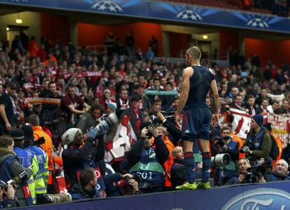 Robben celebra la victoria con sus aficionados