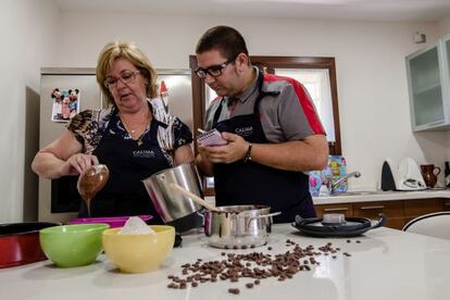 El chef Dani García cocinando con su madre, Isabel Reinaldo.