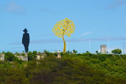 Un "árbol de la vida" junto al monumento a Sandino, héroe nacional nicaragüense.