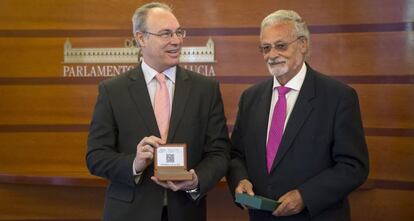 El presidente del Parlamento, Juan Pablo Durán, y el defensor del Pueblo, Jesús Maeztu.