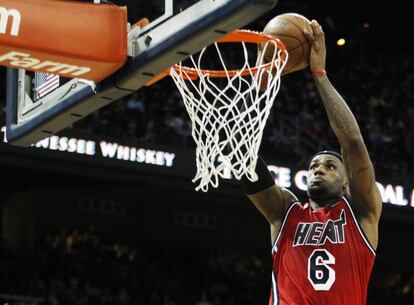 LeBron se dispone a machacar durante un partido.