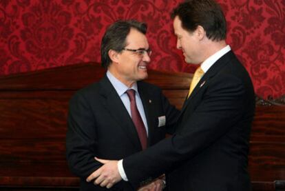 Artur Mas saluda al viceprimer ministro británico, Nick Clegg, ayer en Londres.