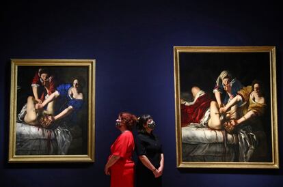 Dos pinturas de Artemisia Gentileschi, ambas tituladas ‘Judit decapitando a Holofernes’ en la apertura de la muestra ‘Artemisia’ de la National Gallery de Londres.