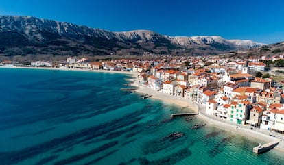 Vista aérea de la ciudad costera de Baska, en la isla de Krk.