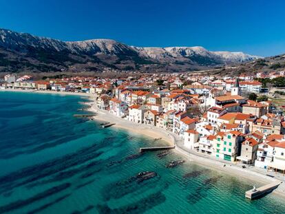 Vista aérea de la ciudad costera de Baska, en la isla de Krk.