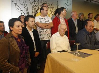 La abogada Jone Goirizelaia, a la izquierda, con los socios que proponen una reforma.