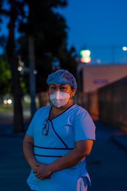 La enfermera Judith Castro posa para un retrato en la ciudad de Tijuana el 25 de abril de 2020. 