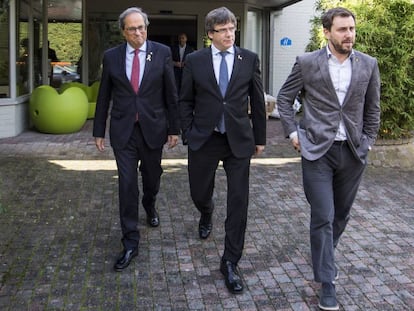 De izquierda a derecha, el entonces presidente de la Generalitat, Quim Torra, con Carles Puigdemont y Toni Comín, en Waterloo (Bélgica) en 2018.