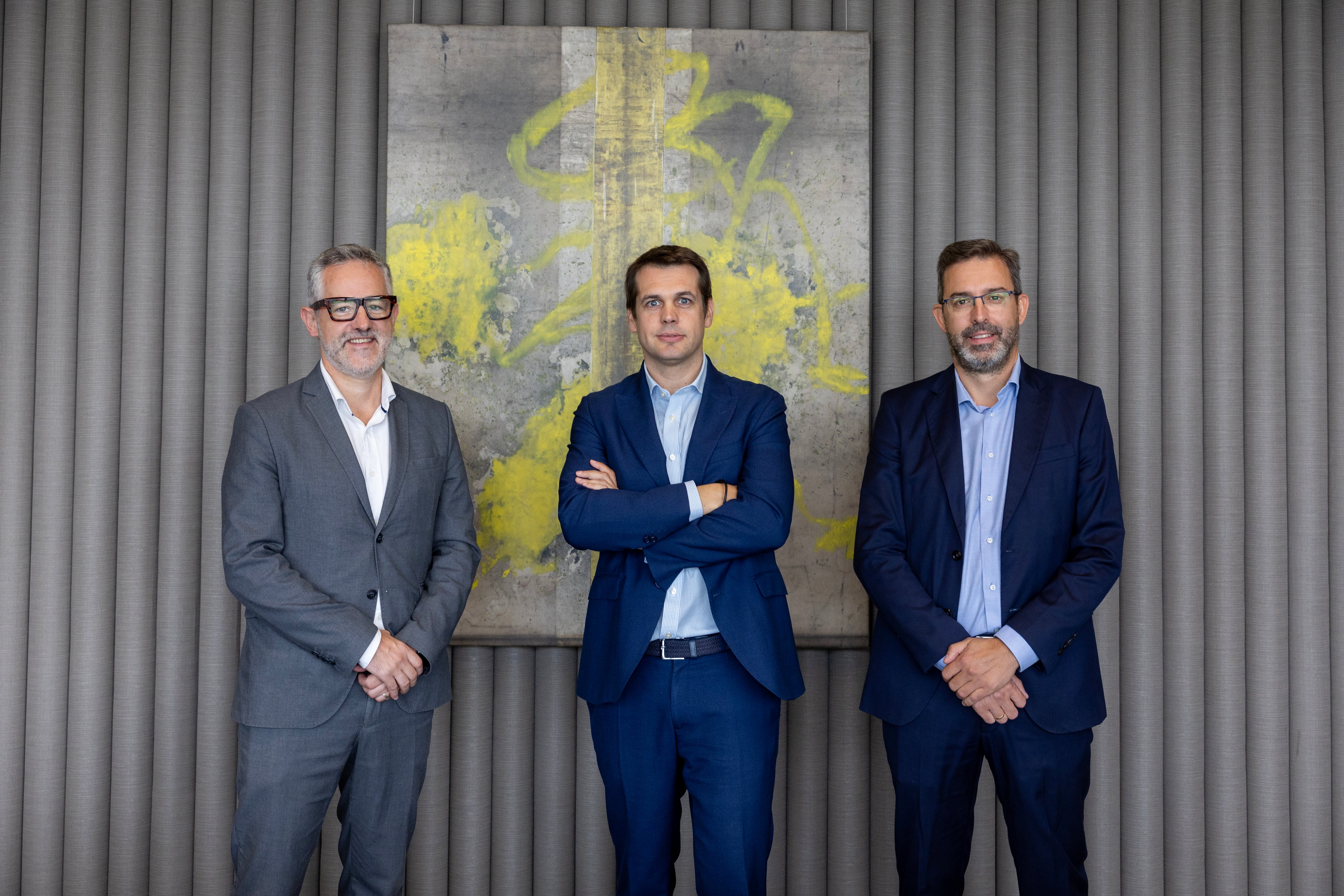 De izquierda a derecha, Jon Macías, director comercial y Marketing de Edison Next; Ángel Giménez, director de Energía y Sostenibilidad de BBVA en España; y Pedro Pérez, director Industrial del Grupo Entrepinares.