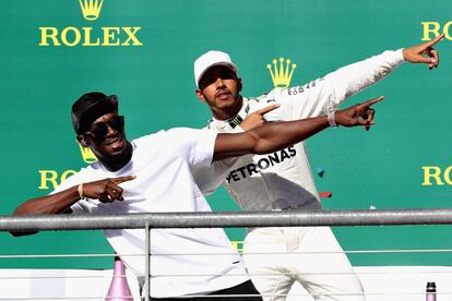 Usain Bolt y Hamilton, en el podio.