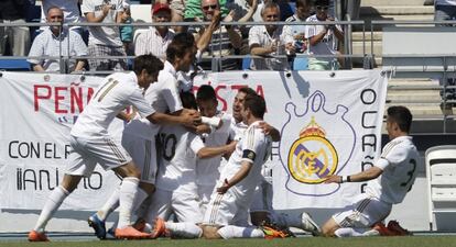 Los jugadores del Castilla celebrán uno de los goles ante el Cadiz.