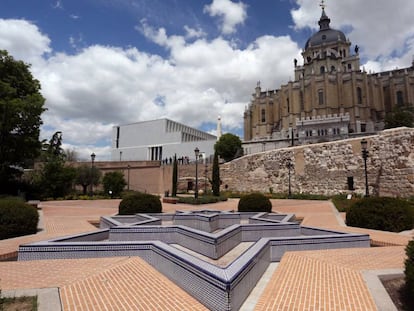 El parque del emir Mohamed I, situado en la cuesta de la Vega, que mantiene al fondo un lienzo de la muralla árabe de 120 metros de longitud.