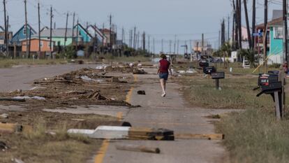 Una mujer camina entre los destrozos provocados por el huracán en Surfside Beach (Texas), el 8 de julio.