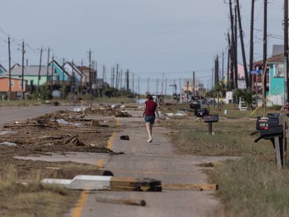 Una mujer camina entre los destrozos provocados por el huracán en Surfside Beach (Texas), el 8 de julio.