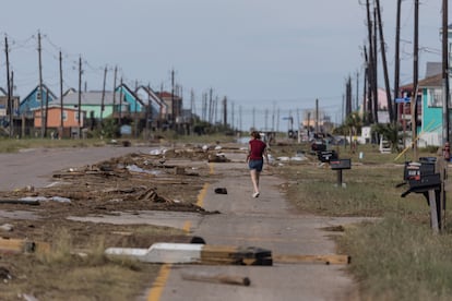 Una mujer camina entre los destrozos provocados por el huracán en Surfside Beach (Texas), el 8 de julio.