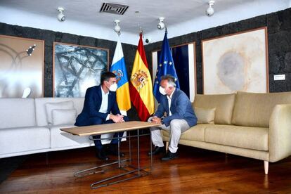 El presidente del Gobierno de España, Pedro Sánchez (izquierda), charla con el presidente de Canarias, Ángel Víctor Torres, en agosto de 2021 en Lanzarote. 