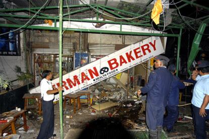 Destrozos tras la explosión de una bomba en una cafetería en Pune, al oeste de la India.