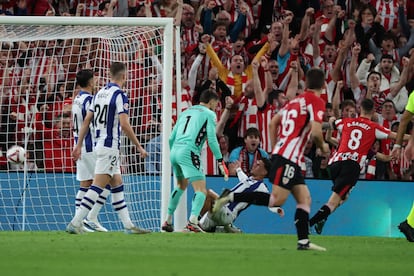 El centrocampista del Athletic Club, Oihan Sancet (d), celebra el primer gol del equipo bilbaino durante el derbi vasco en San Mamés este domingo.