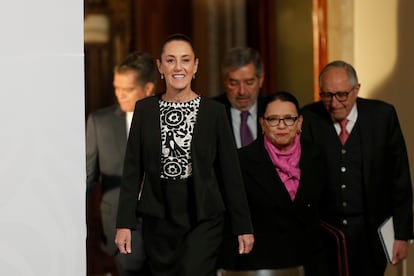 Claudia Sheinbaum, Rosa Icela Rodríguez, Juan Ramón de la Fuente y David Kershenobich Stalnikowitz en la conferencia matutina de este martes, en Palacio Nacional.