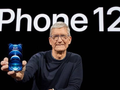 Tim Cook muestra el nuevo teléfono iPhone 12 Pro durante su lanzamiento en el Apple Park, la pasada semana en Cupertino, California.